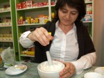 03 Farmacist-sef Liliana Simion, Preparand O Masca Pe Baza De Spirulina
